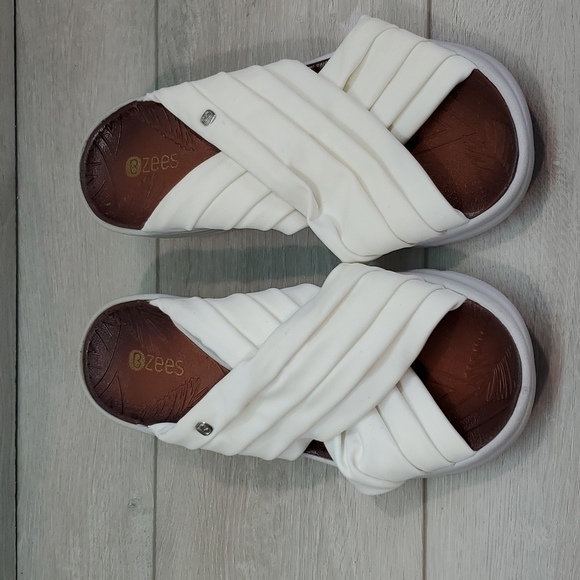 Bzees Womens Premium Knockout Wedge Sandals shoes sz 8 - Picture 3 of 10